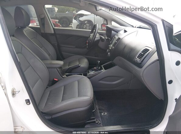 3KPFL4A85HE125687 2017 KIA FORTE White Widok wnętrza z przodu