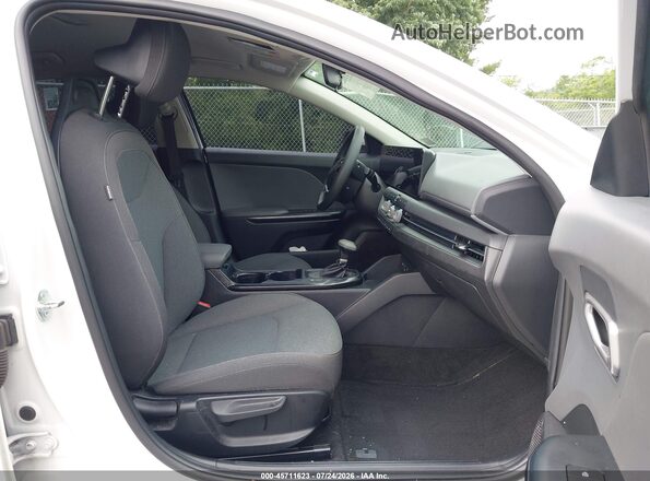 3KPFT4DE1SE014286 2025 KIA K4 White Widok wnętrza z przodu