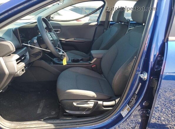 3KPFT4DE1SE185135 2025 KIA K4 Blue Вид салону спереду