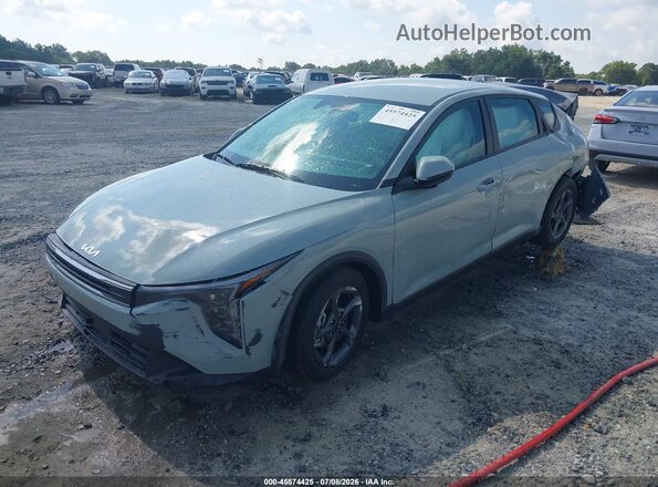 3KPFT4DE1SE197057 2025 KIA K4 Light Blue Առջևի ձախ երեք քառորդ տեսարան