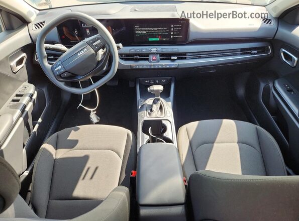 3KPFT4DE1TE319448 2026 KIA K4 Gray Vista del salpicadero