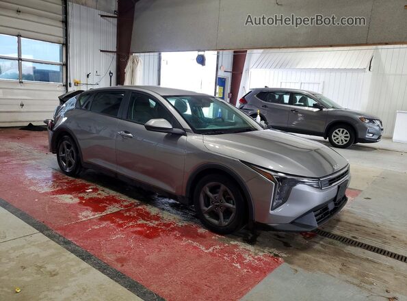 3KPFT4DE2SE005466 2025 KIA K4 Gray Delantero derecho