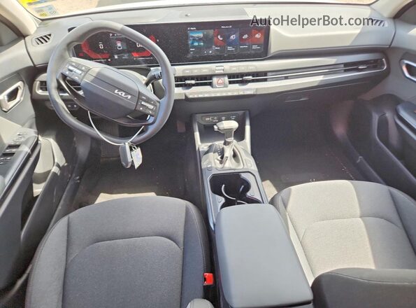 3KPFT4DE2SE079518 2025 KIA K4 White Առջևի վահանակի տեսք