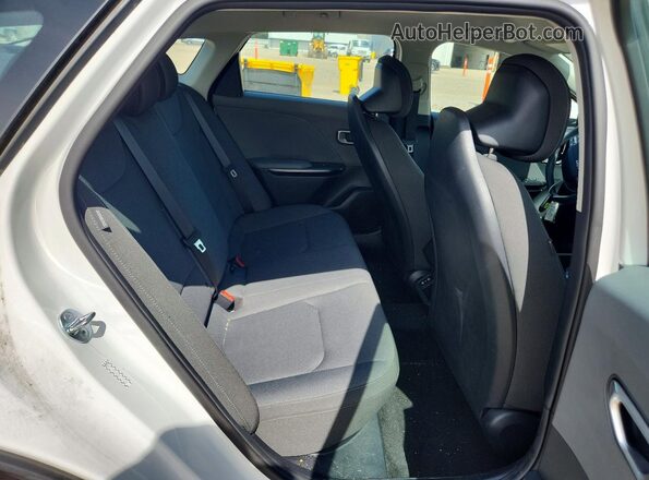 3KPFT4DE2SE079518 2025 KIA K4 White Հետևի նստատեղերի տեսք