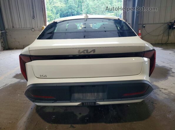 3KPFT4DE2SE100254 2025 KIA K4 White Հետևի տեսք