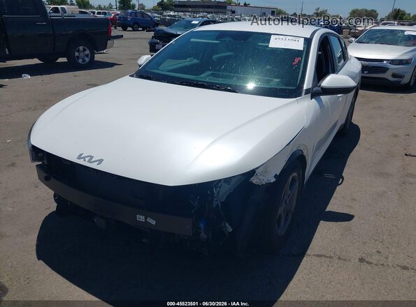 3KPFT4DE2SE125302 2025 KIA K4 White წინა მარცხენა ხედი სამი მეოთხედიდან