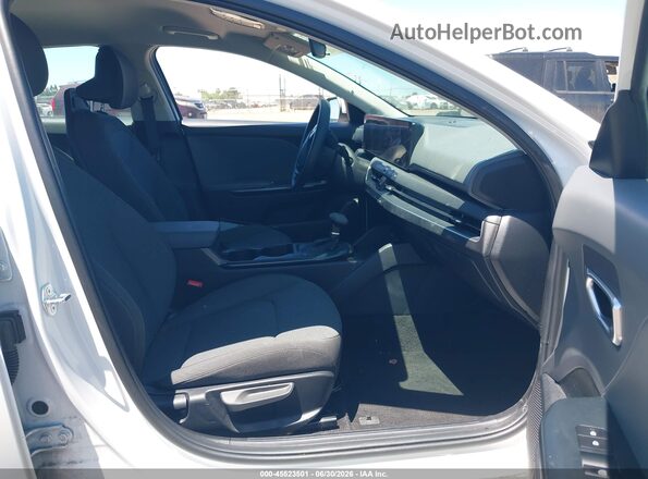 3KPFT4DE2SE125302 2025 KIA K4 White წინა სალონის ხედი