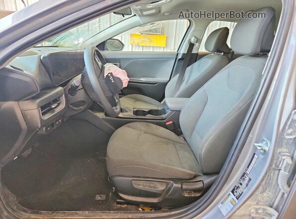3KPFT4DE2SE180073 2025 KIA K4 Gray Սալոնի դիմացի տեսք