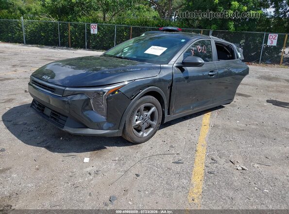 3KPFT4DE2SE184706 2025 KIA K4 Black Առջևի ձախ երեք քառորդ տեսարան