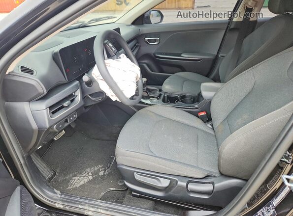 3KPFT4DE2SE244189 2025 KIA K4 Black Սալոնի դիմացի տեսք