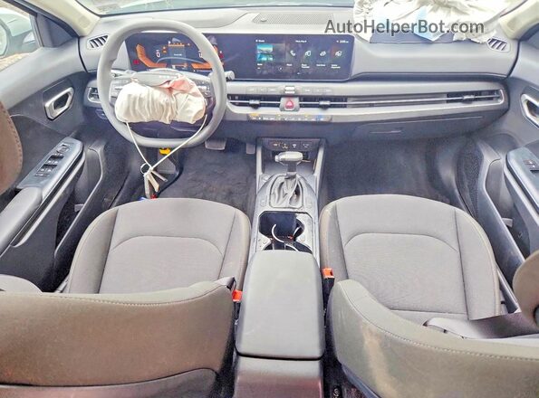 3KPFT4DE2TE252732 2026 KIA K4 Gray Vista del salpicadero