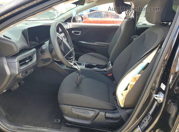 3KPFT4DE2TE291529 2026 KIA K4 Black Вид салону спереду