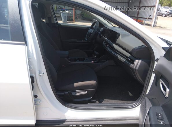 3KPFT4DE2TE302514 2026 KIA K4 White Front interior view