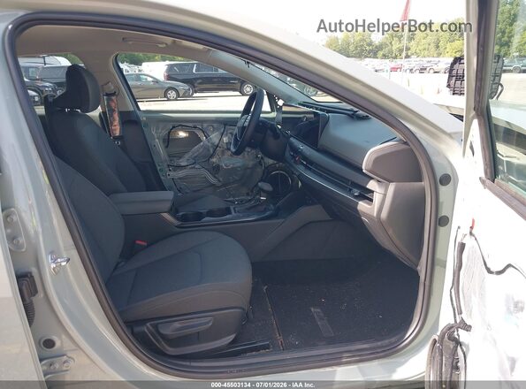 3KPFT4DE3SE145123 2025 KIA K4 Gray Widok wnętrza z przodu