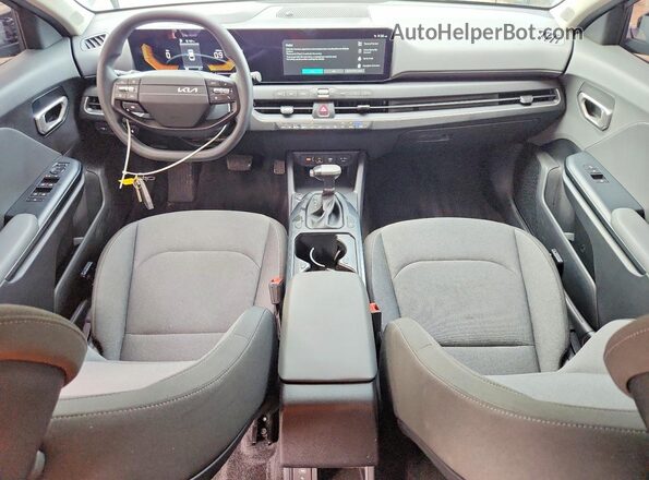 3KPFT4DE3SE145428 2025 KIA K4 Black წინა პანელის ხედი