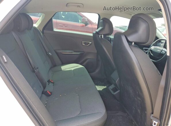 3KPFT4DE3SE180972 2025 KIA K4 White Widok tylnych siedzeń