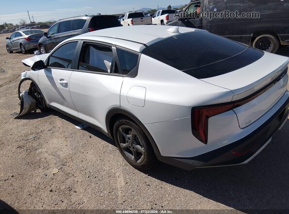 3KPFT4DE3TE307575 2026 KIA K4 White Սալոնի 360 աստիճան տեսք