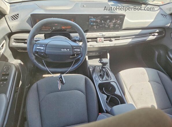 3KPFT4DE4SE033866 2025 KIA K4 Gray Vista del salpicadero