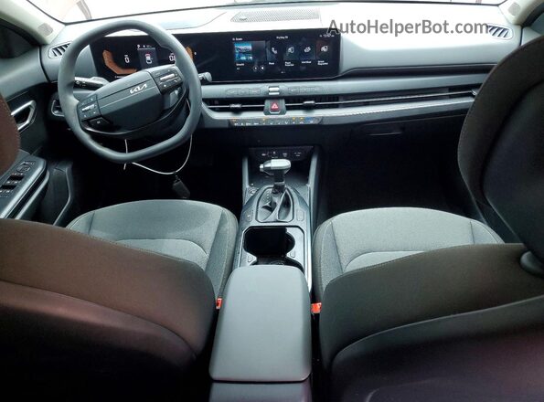 3KPFT4DE4SE186411 2025 KIA K4 Red Vista del salpicadero
