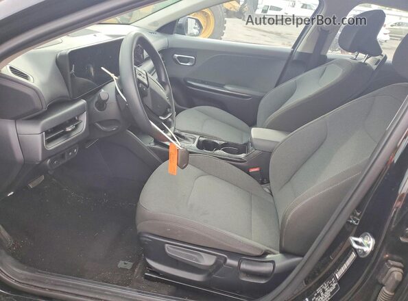 3KPFT4DE4SE226292 2025 KIA K4 Black Սալոնի դիմացի տեսք