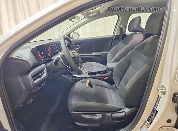 3KPFT4DE4TE257527 2026 KIA K4 White Widok wnętrza z przodu