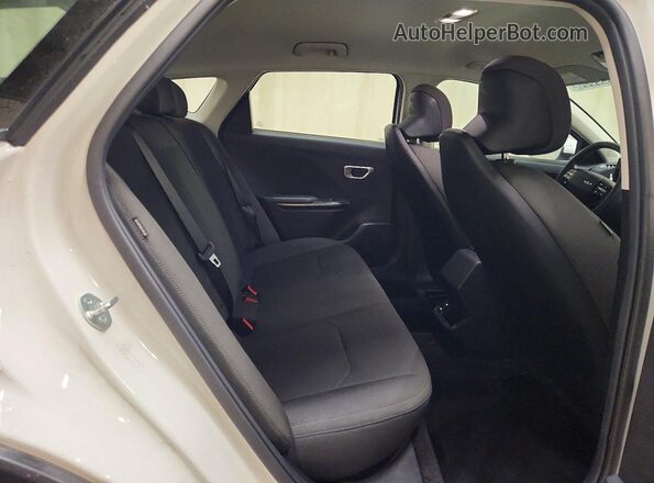 3KPFT4DE4TE257527 2026 KIA K4 White Widok tylnych siedzeń