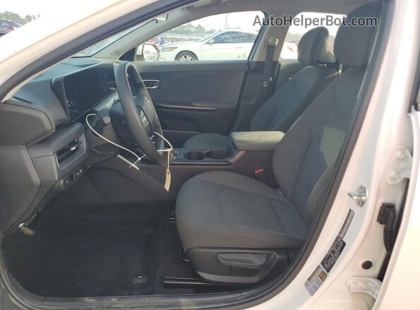 3KPFT4DE5SE007132 2025 KIA K4 White Սալոնի դիմացի տեսք