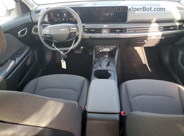 3KPFT4DE5SE007132 2025 KIA K4 White Առջևի վահանակի տեսք