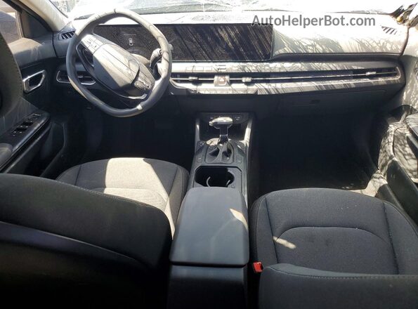 3KPFT4DE5SE237589 2025 KIA K4 Black Առջևի վահանակի տեսք