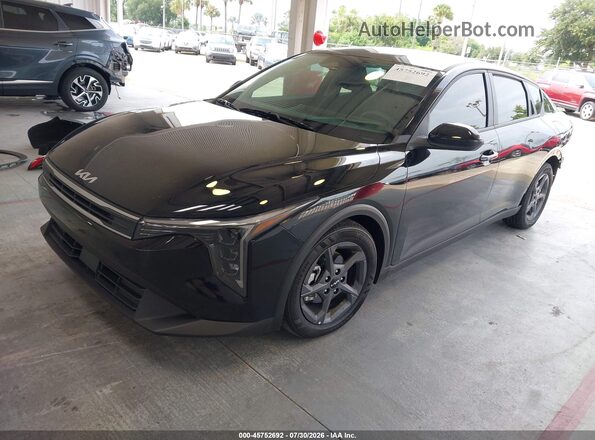 3KPFT4DE5TE332364 2026 KIA K4 Black Առջևի ձախ երեք քառորդ տեսարան