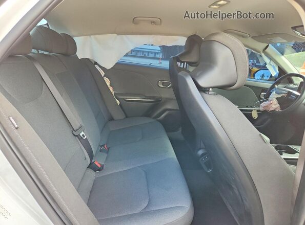 3KPFT4DE6SE053150 2025 KIA K4 White Widok tylnych siedzeń