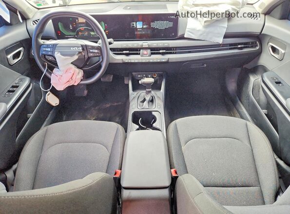 3KPFT4DE6SE053150 2025 KIA K4 White Widok deski rozdzielczej