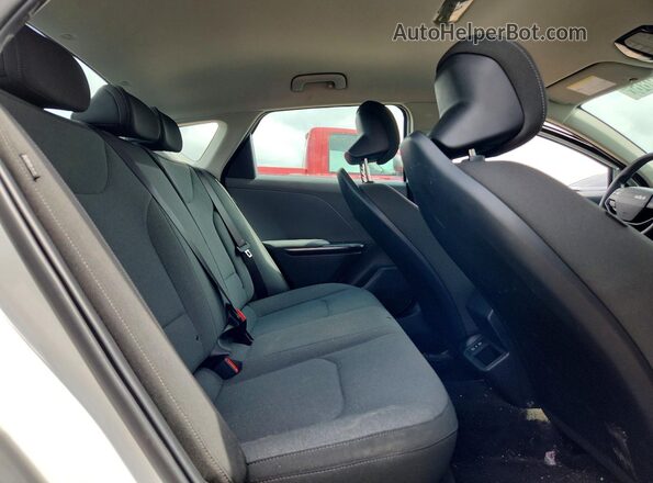 3KPFT4DE6SE111306 2025 KIA K4 White Հետևի նստատեղերի տեսք