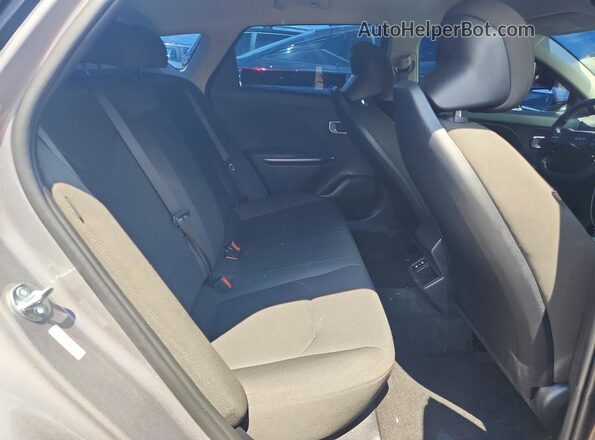 3KPFT4DE6TE325438 2026 KIA K4 Silver Vista de los asientos traseros