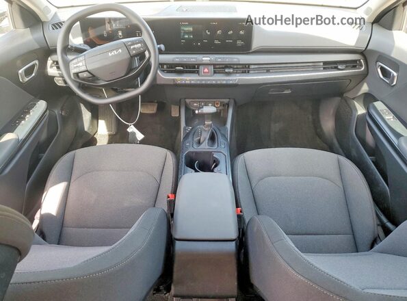 3KPFT4DE7SE117583 2025 KIA K4 Gray Vista del salpicadero