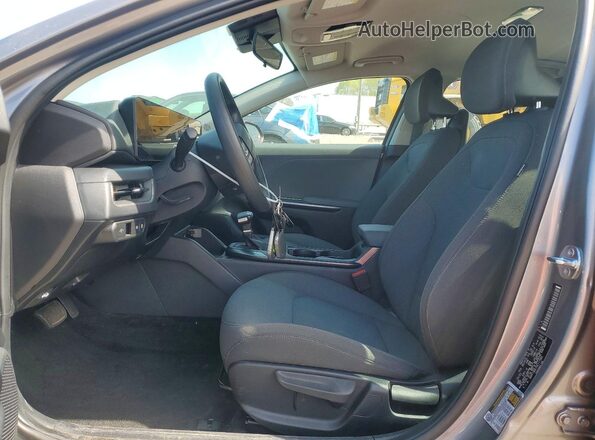 3KPFT4DE7SE117583 2025 KIA K4 Gray Vista interior delantera