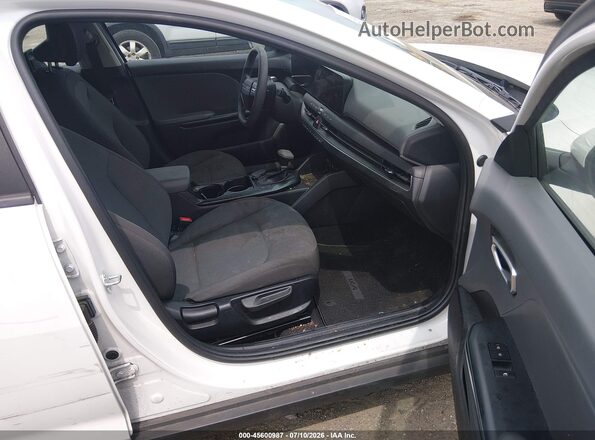 3KPFT4DE8SE029920 2025 KIA K4 White Vista interior delantera