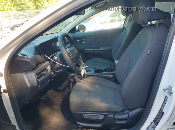3KPFT4DE8SE090216 2025 KIA K4 White Вид салону спереду