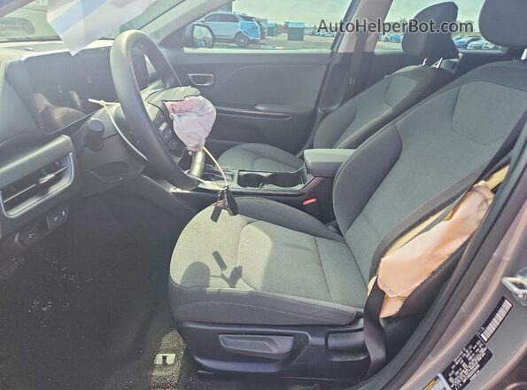 3KPFT4DE8SE094038 2025 KIA K4 Silver Սալոնի դիմացի տեսք