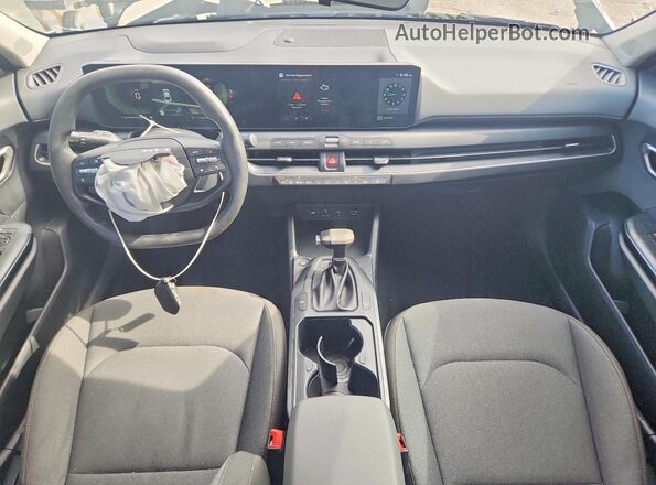 3KPFT4DE8SE094038 2025 KIA K4 Silver Առջևի վահանակի տեսք