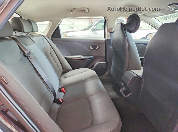 3KPFT4DE8SE094945 2025 KIA K4 Gray Widok tylnych siedzeń