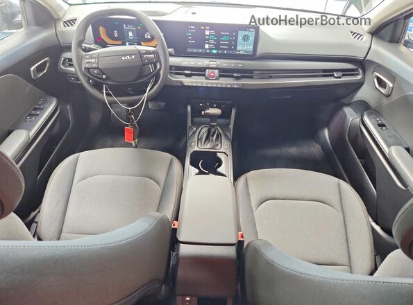 3KPFT4DE8SE094945 2025 KIA K4 Gray Widok deski rozdzielczej