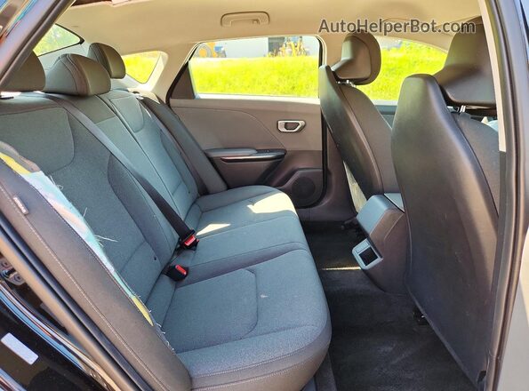 3KPFT4DE8SE097800 2025 KIA K4 Black Vista de los asientos traseros