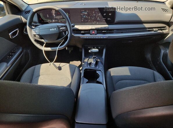 3KPFT4DE8SE097800 2025 KIA K4 Black Vista del salpicadero