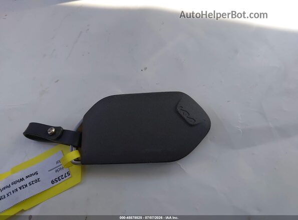 3KPFT4DE8SE145585 2025 KIA K4 White Vista del salpicadero