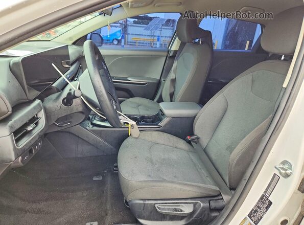3KPFT4DE8SE148969 2025 KIA K4 White Vista interior delantera