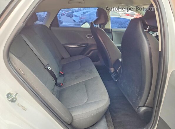 3KPFT4DE8SE148969 2025 KIA K4 White Vista de los asientos traseros