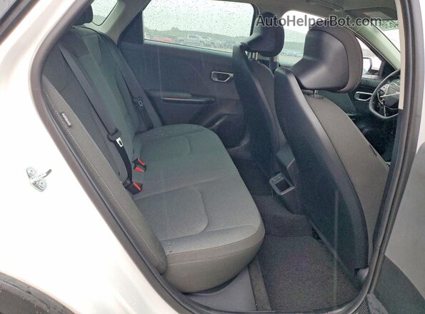 3KPFT4DE8SE202058 2025 KIA K4 White Widok tylnych siedzeń