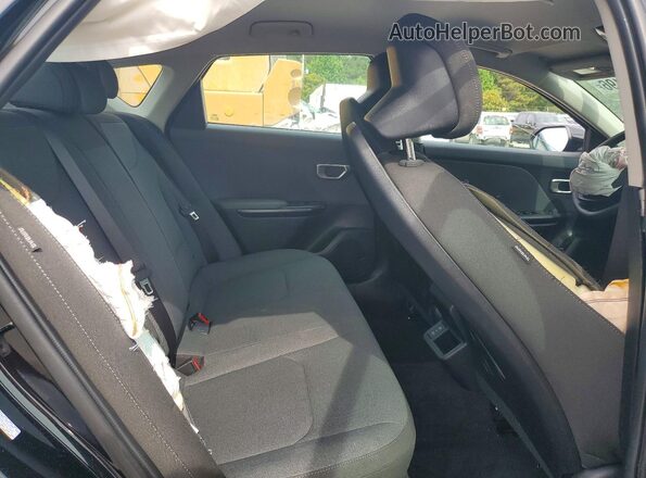 3KPFT4DE8SE222360 2025 KIA K4 Black Vista de los asientos traseros