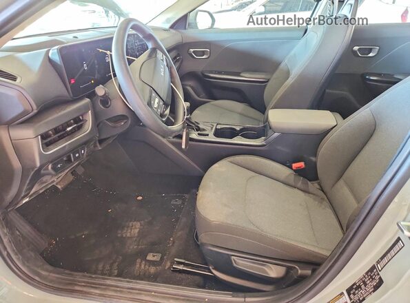 3KPFT4DE8SE238641 2025 KIA K4 Серый Вид салона спереди